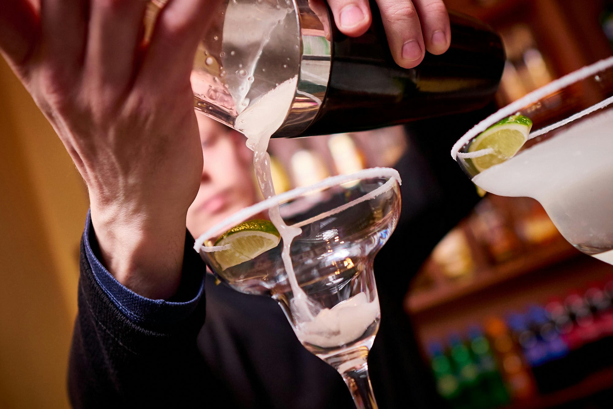 The bartender pour cocktails